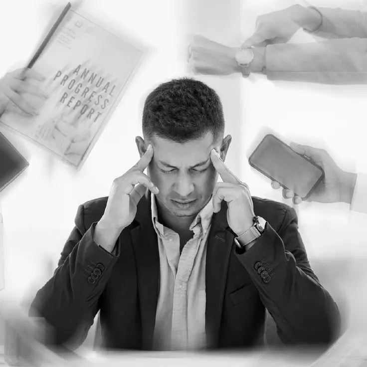 Profesional abrumado por las exigencias y la presión del trabajo