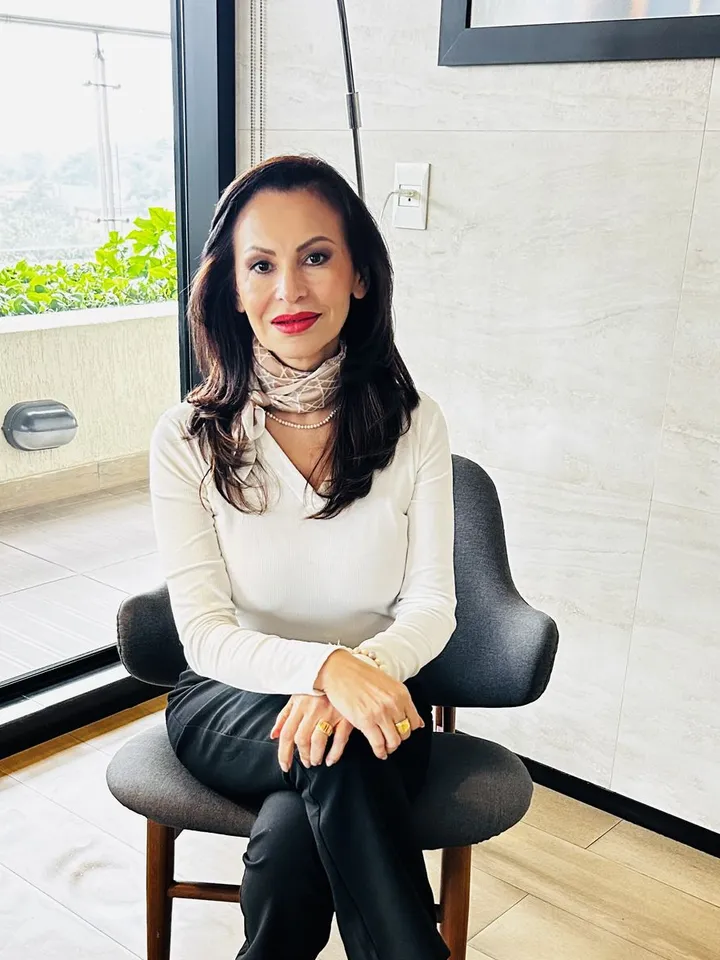 Clara Martínez, sentada y reflexiva, ORIGEN Executive